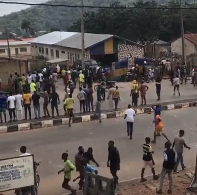 Hoodlums Attack Police Station, Customs Office in Oyo